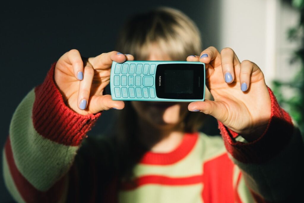 Telefoni a tasti invece degli smartphone: perché sempre più persone tornano ai telefoni essenziali